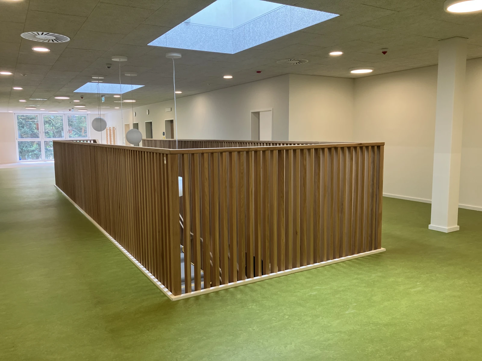 Foyer der Kita am Dülferanger mit Oberlichtern und Holzgeländer