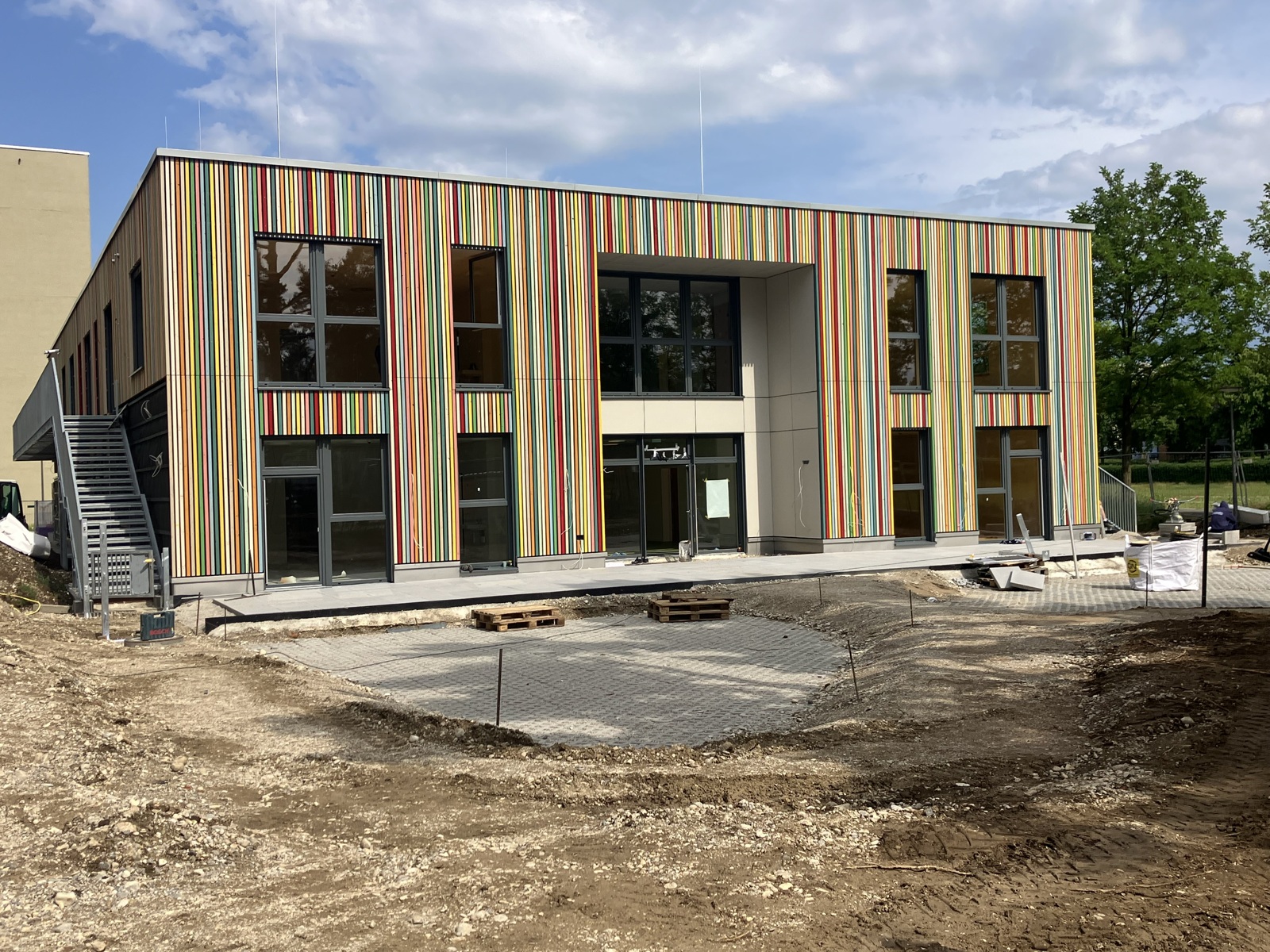 Zweigeschossige Kita am Dülferanger mit farbig gegliederter Fassade und Außenanlagen im Bau