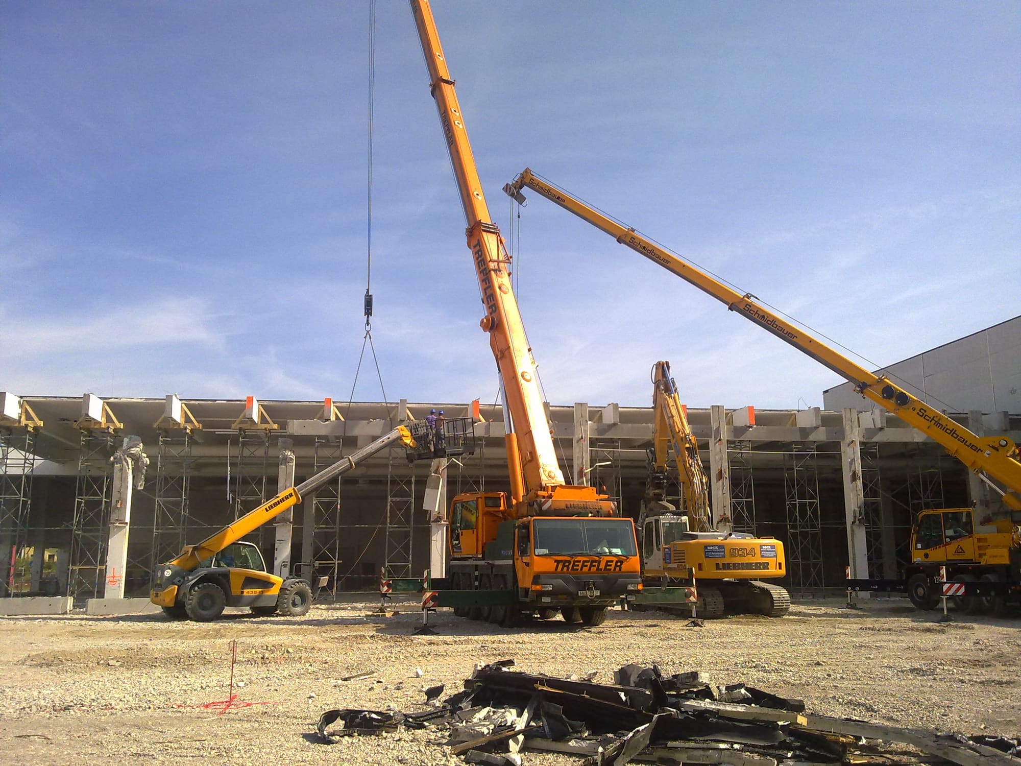 Montage eines Bauteils mit Mobilkran – V-Markt München: Umbau und Erweiterung auf 22.000 m²