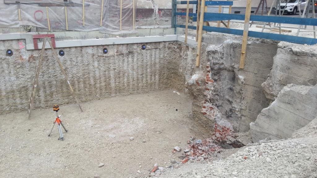Gesicherte Baugrube zwischen Bestandsgebäuden – Wohnungsneubau an der Nymphenburgerstraße