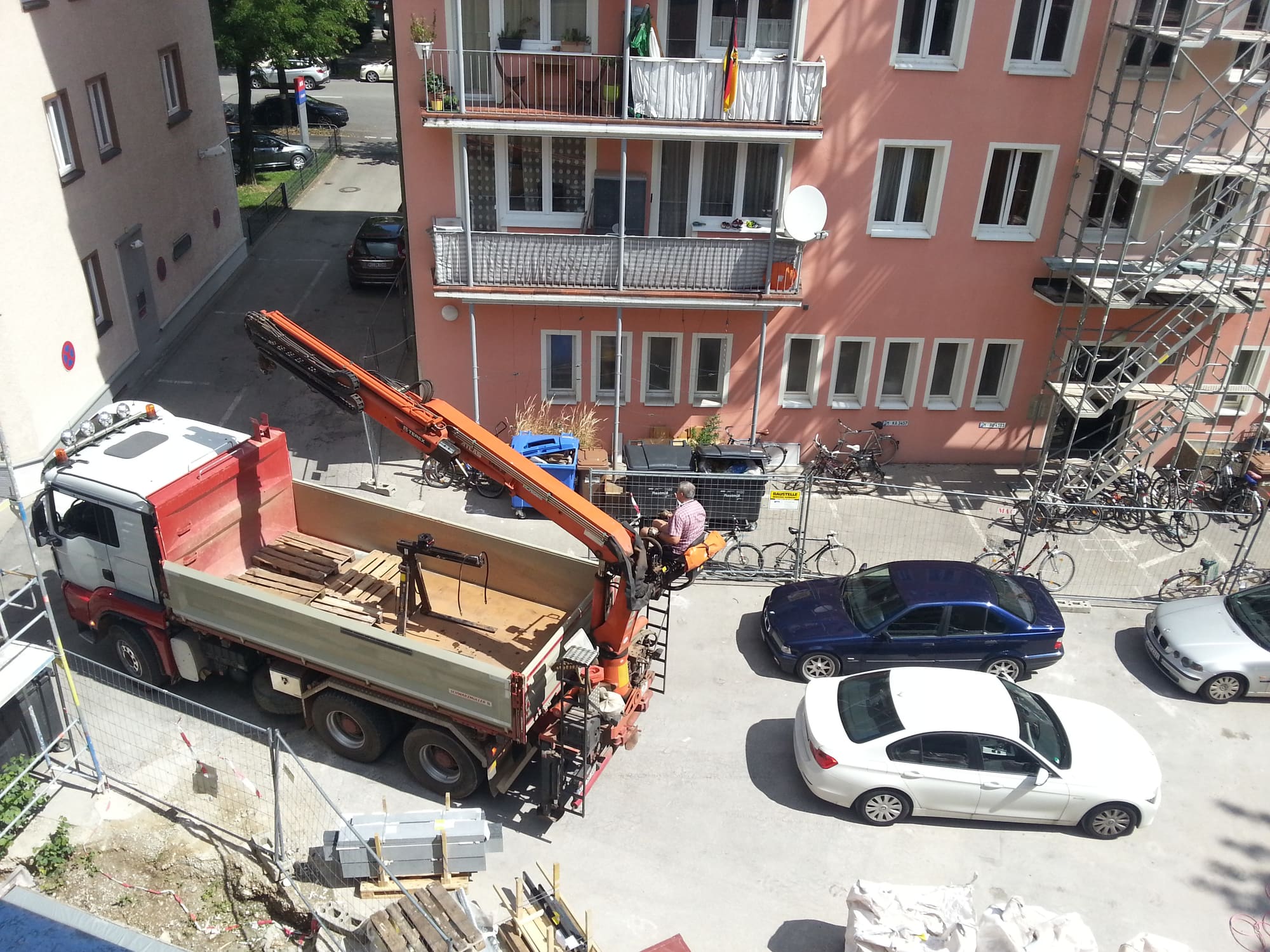Betonierarbeiten mit Fahrzeugen auf engem Raum – Wohnungsneubau an der Nymphenburgerstraße
