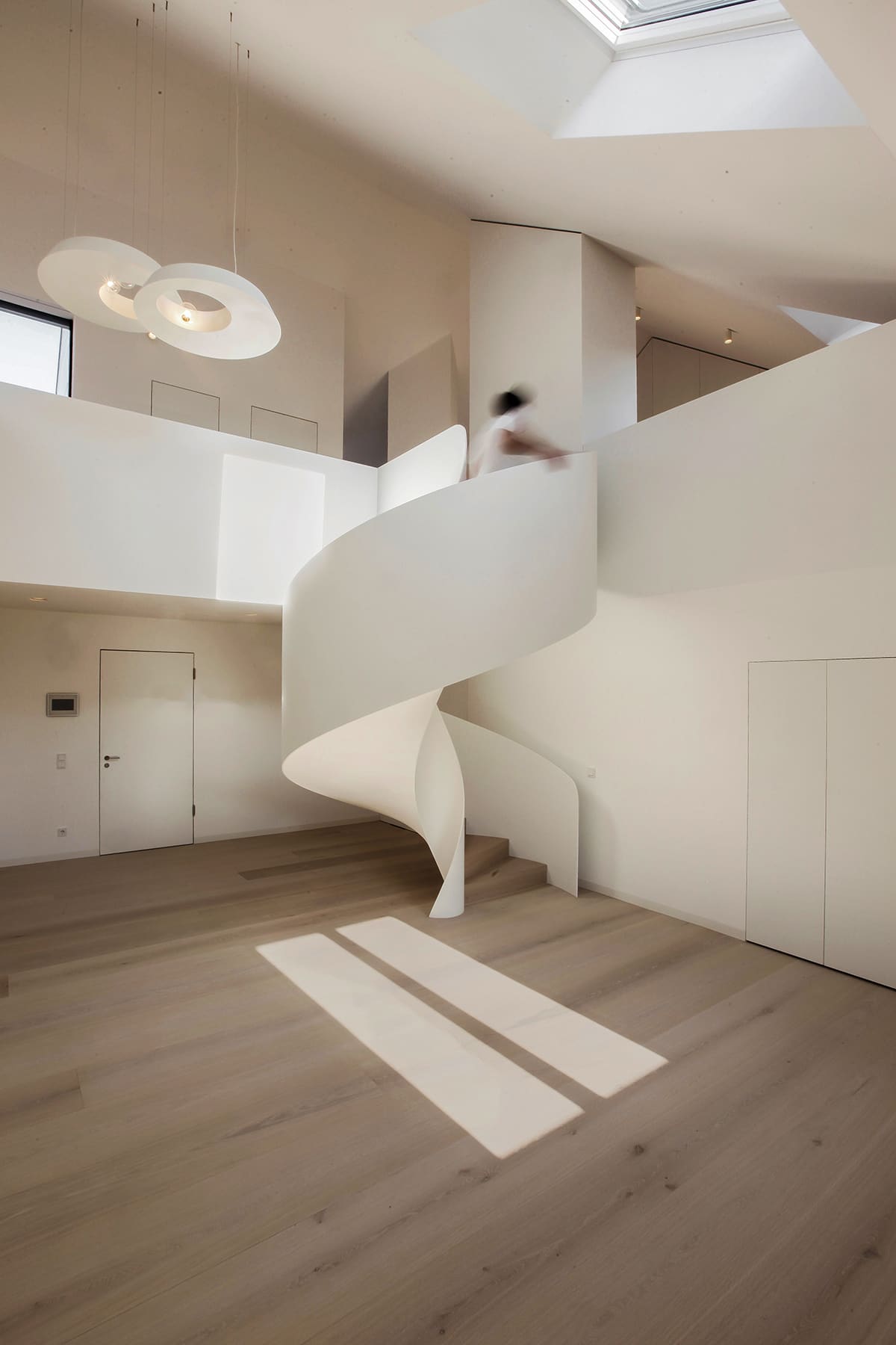 Wendeltreppe zwischen den Wohnebenen – Dachausbau in München im bewohnten Bestand