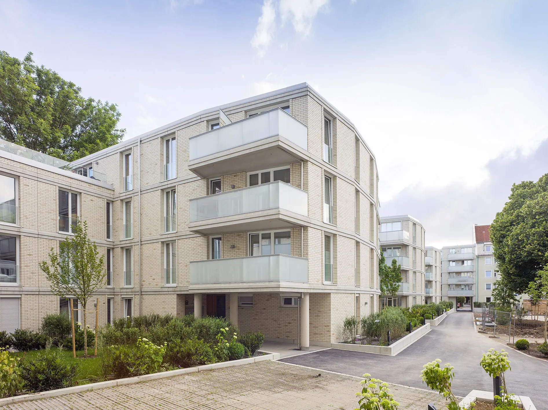 Wohnanlage Hansastraße 89 in München mit Balkonen und begrüntem Innenhof