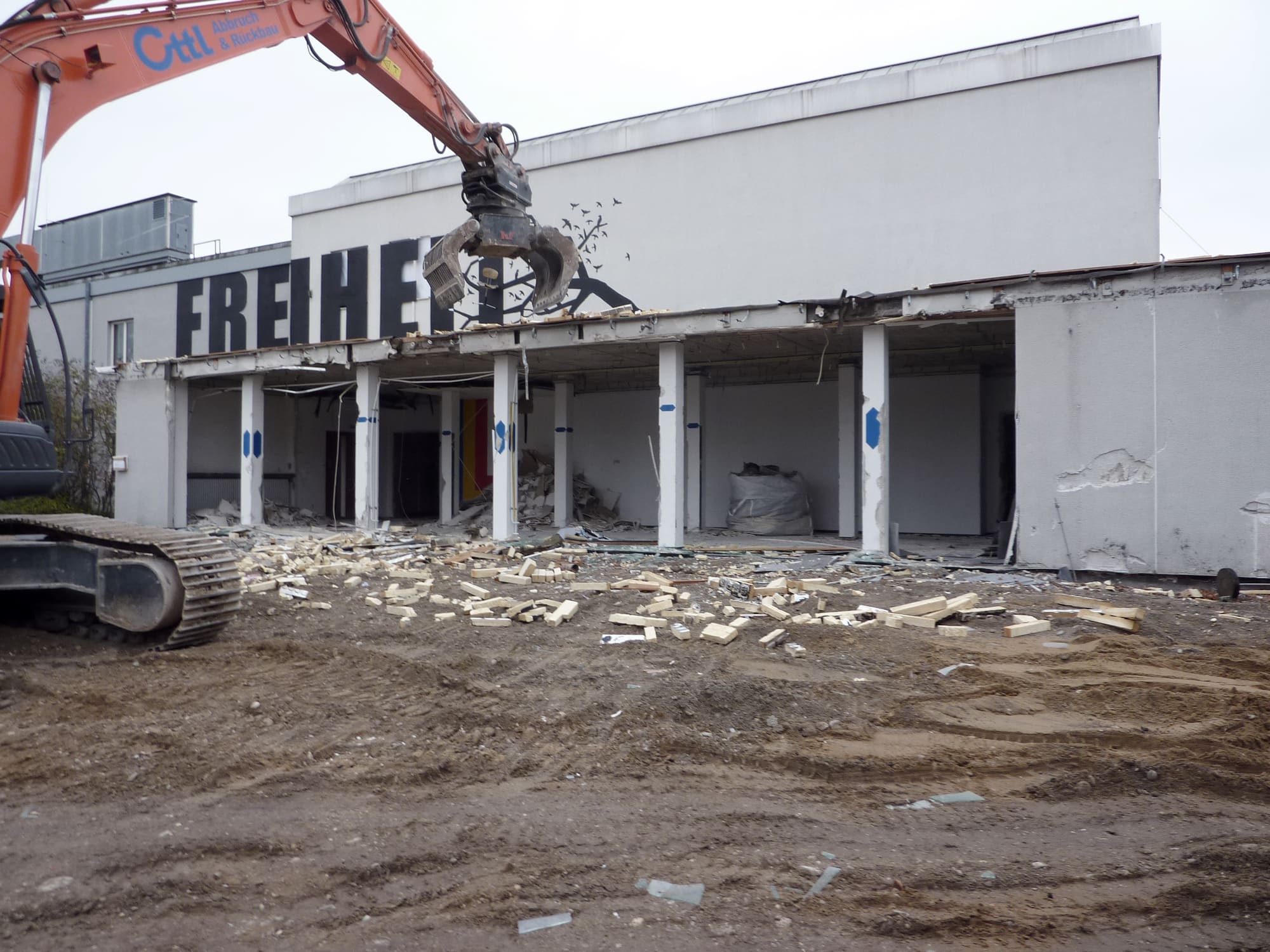 Abbruchbagger beim Rückbau des Gebäudeteils – Rückbau von Bauteil C an der Elisabeth-Kohn-Straße