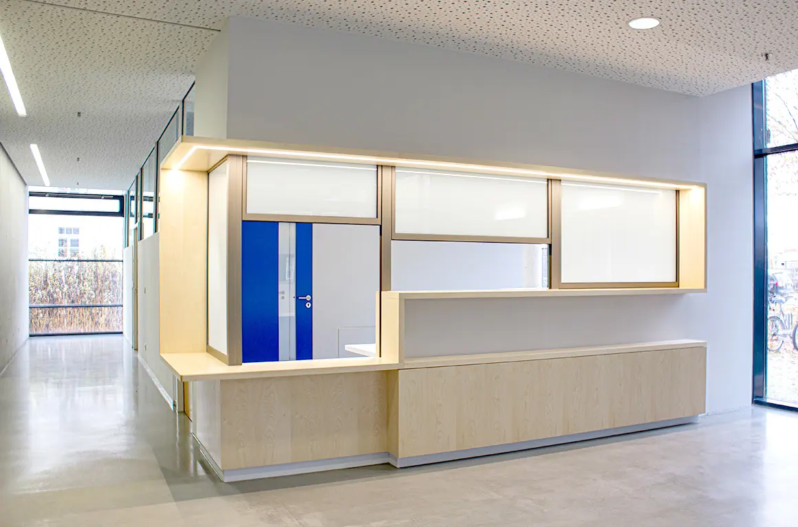 Neue holzgerahmte Infothek im bestehenden Foyer des Technischen Rathauses München