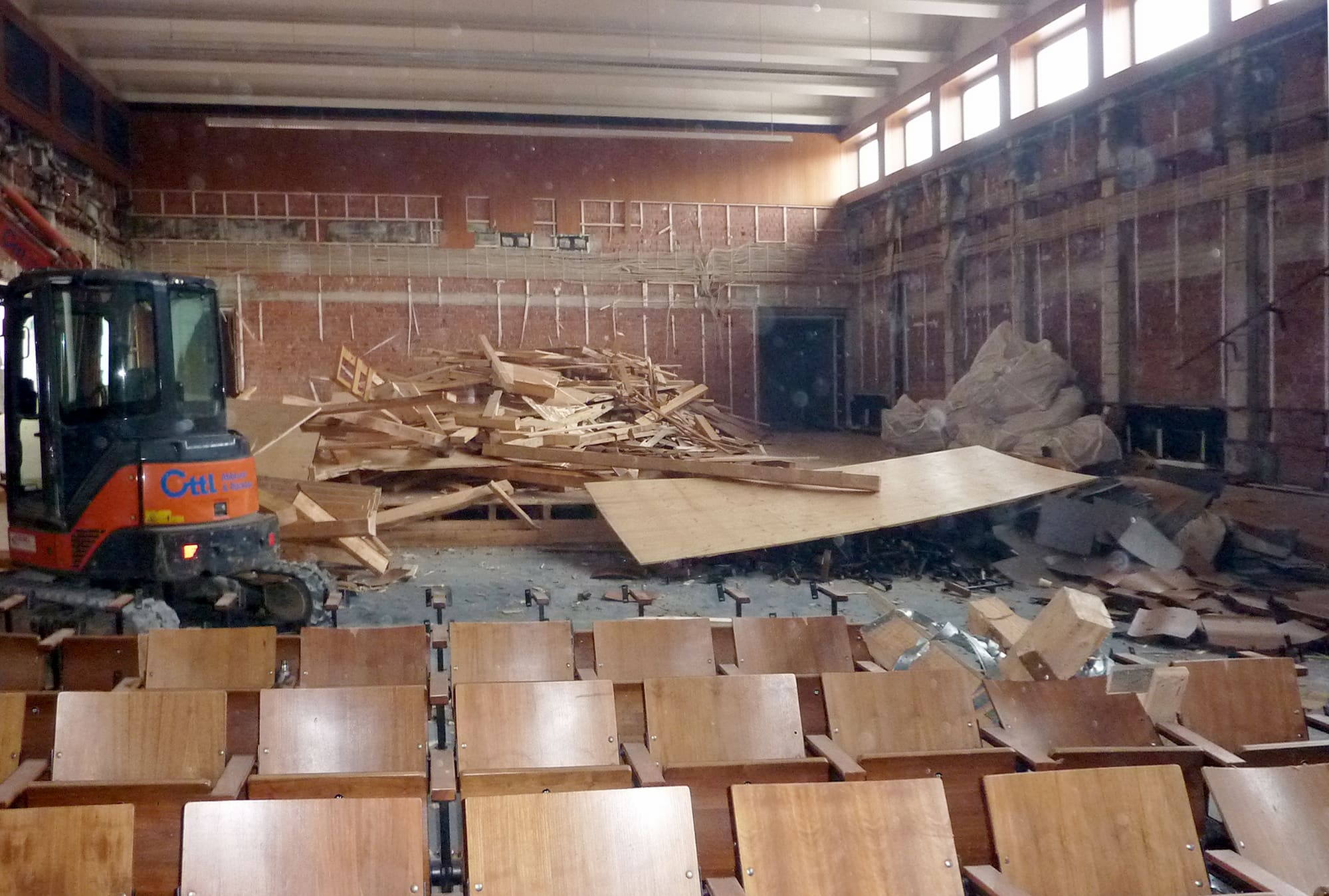 Demontagearbeiten in der Halle mit Bauschutt – Rückbau von Bauteil C an der Elisabeth-Kohn-Straße