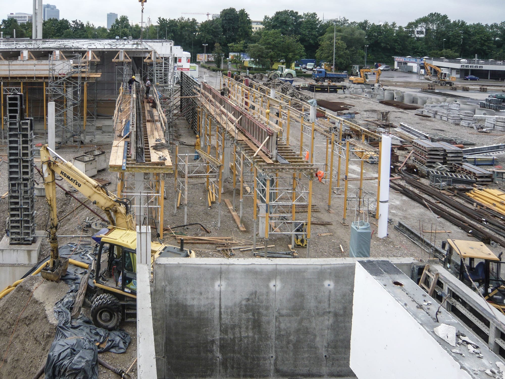 Baustelle der Erweiterung mit Betonbauteilen und Schalung – V-Markt München: Umbau und Erweiterung auf 22.000 m²