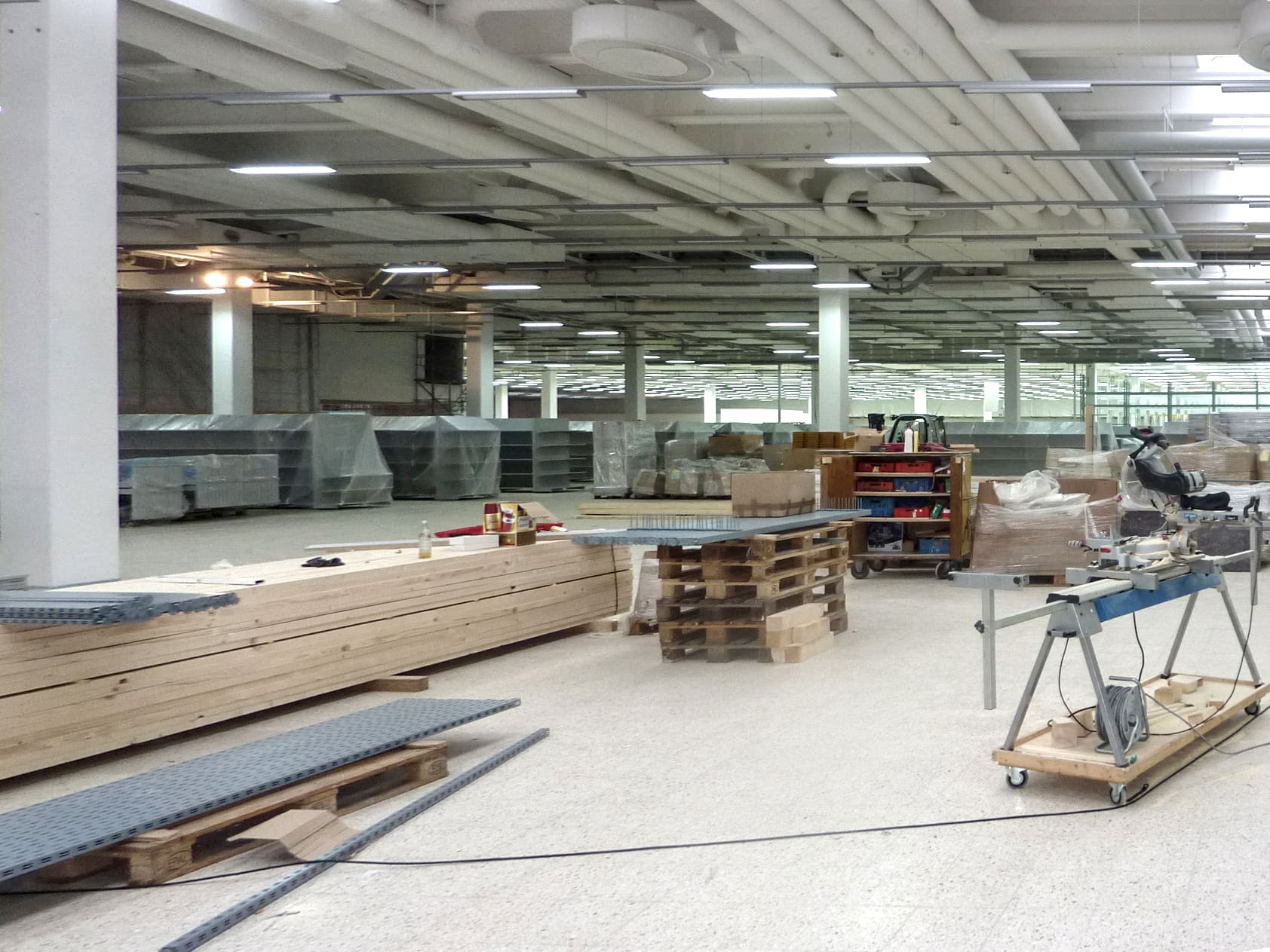Innenausbau mit Materiallager und Arbeitsflächen – V-Markt München: Umbau und Erweiterung auf 22.000 m²